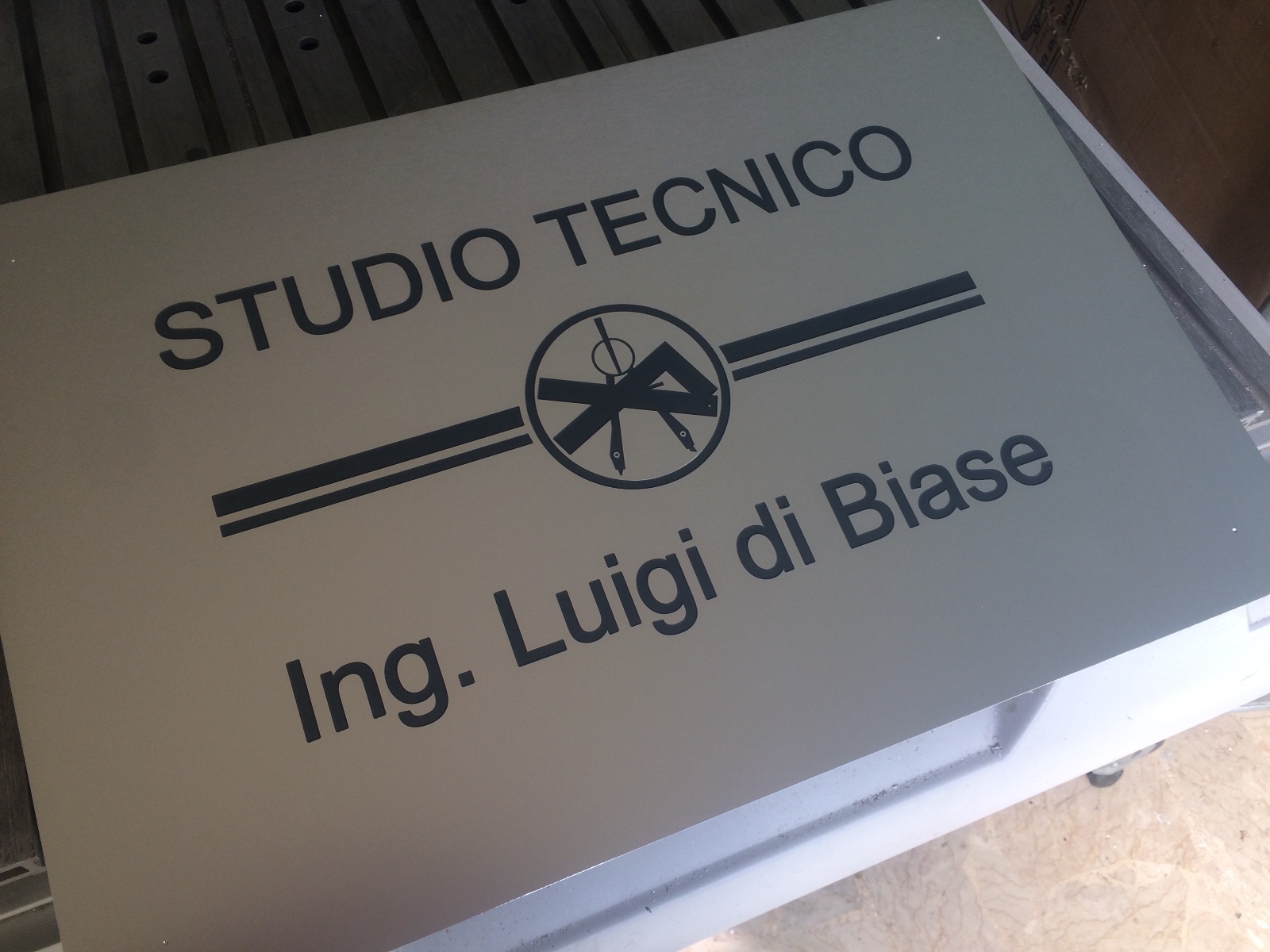 Metallo inciso, arte immortalata: l'eleganza dell'alluminio incanta il tuo ambiente